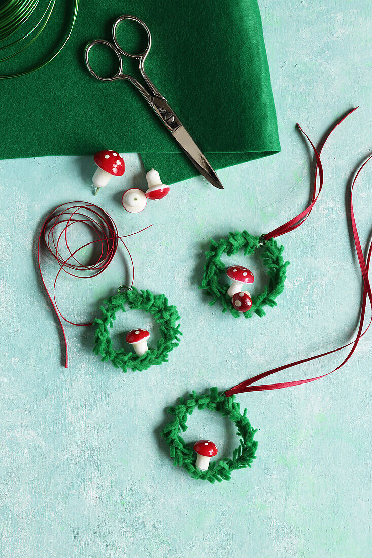 Making small felt wreaths with toadstools