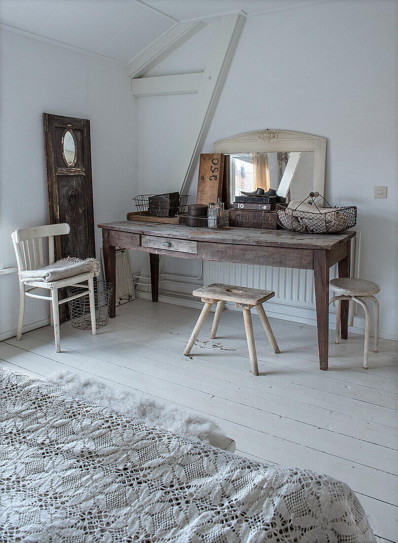 Vintage-Schminktisch mit Holzstuhl und Hocker in weißem Schlafzimmer