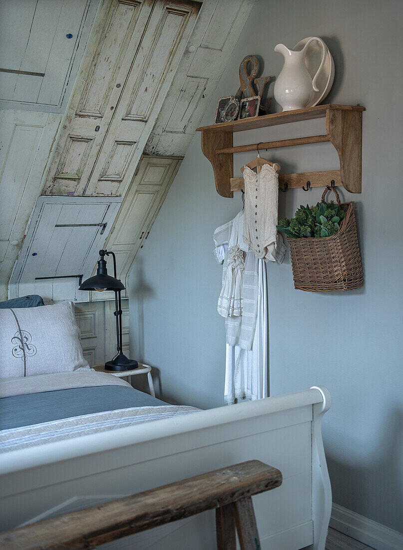 Schlafzimmer im Landhausstil mit Holzdetails und antikem Dekor