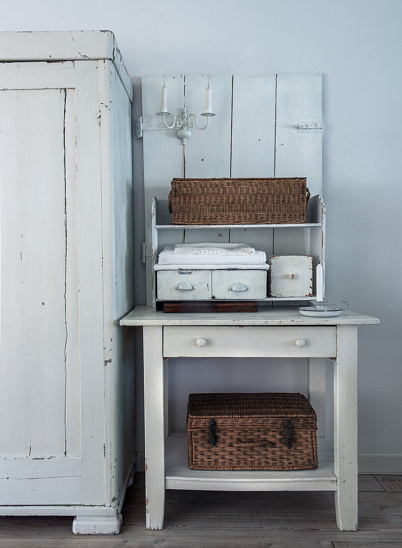 Weißes Sideboard im Landhausstil mit Körben und Kerzenleuchter