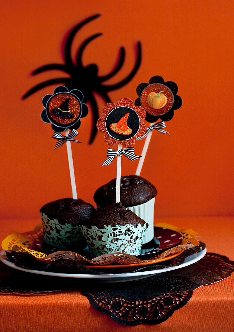 Halloween cupcakes with decorative pumpkin and witch hat motifs