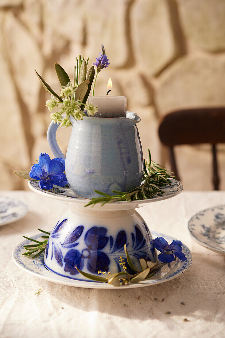 DIY Leucht-Etagère aus Tassen und Tellern mit Blumen und Kräutern
