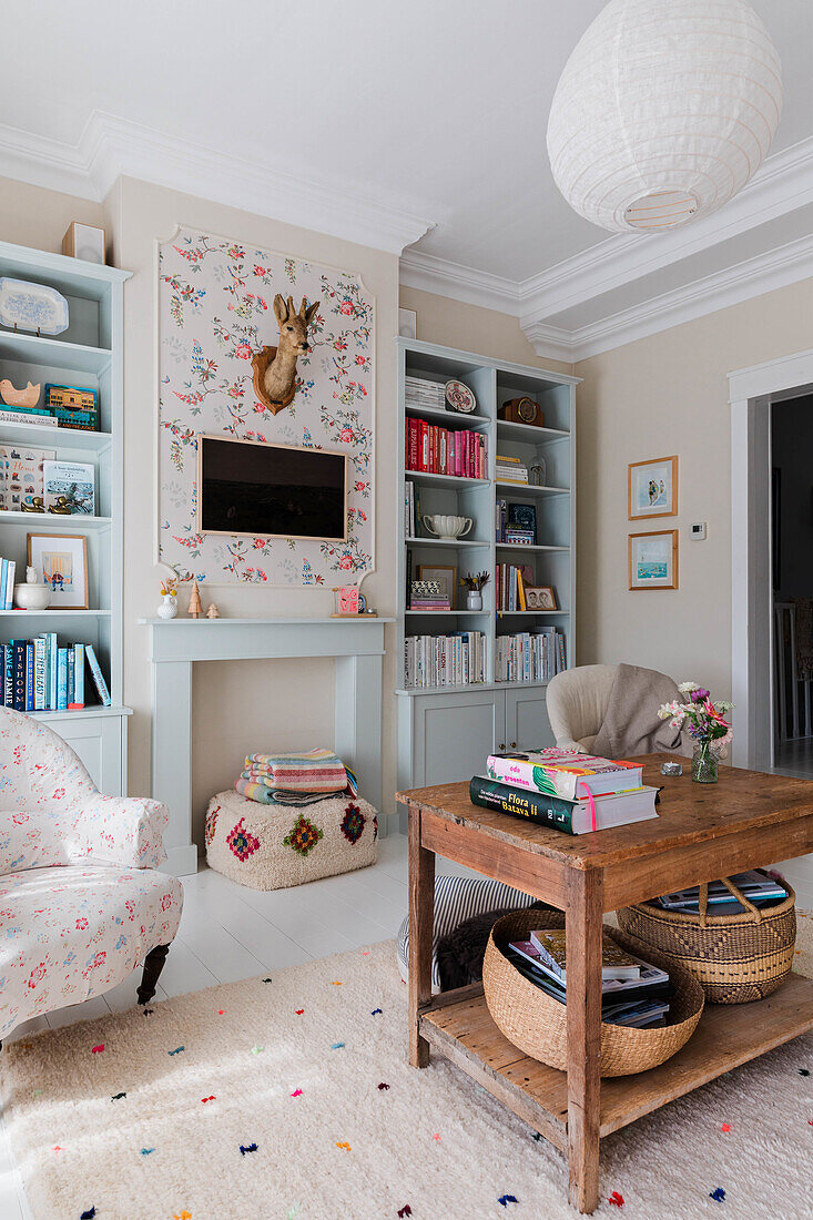 Cosy, colourful living room with open shelves