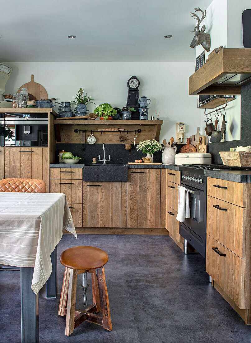 Rustic kitchen with wooden elements, dark worktop and vintage decorations