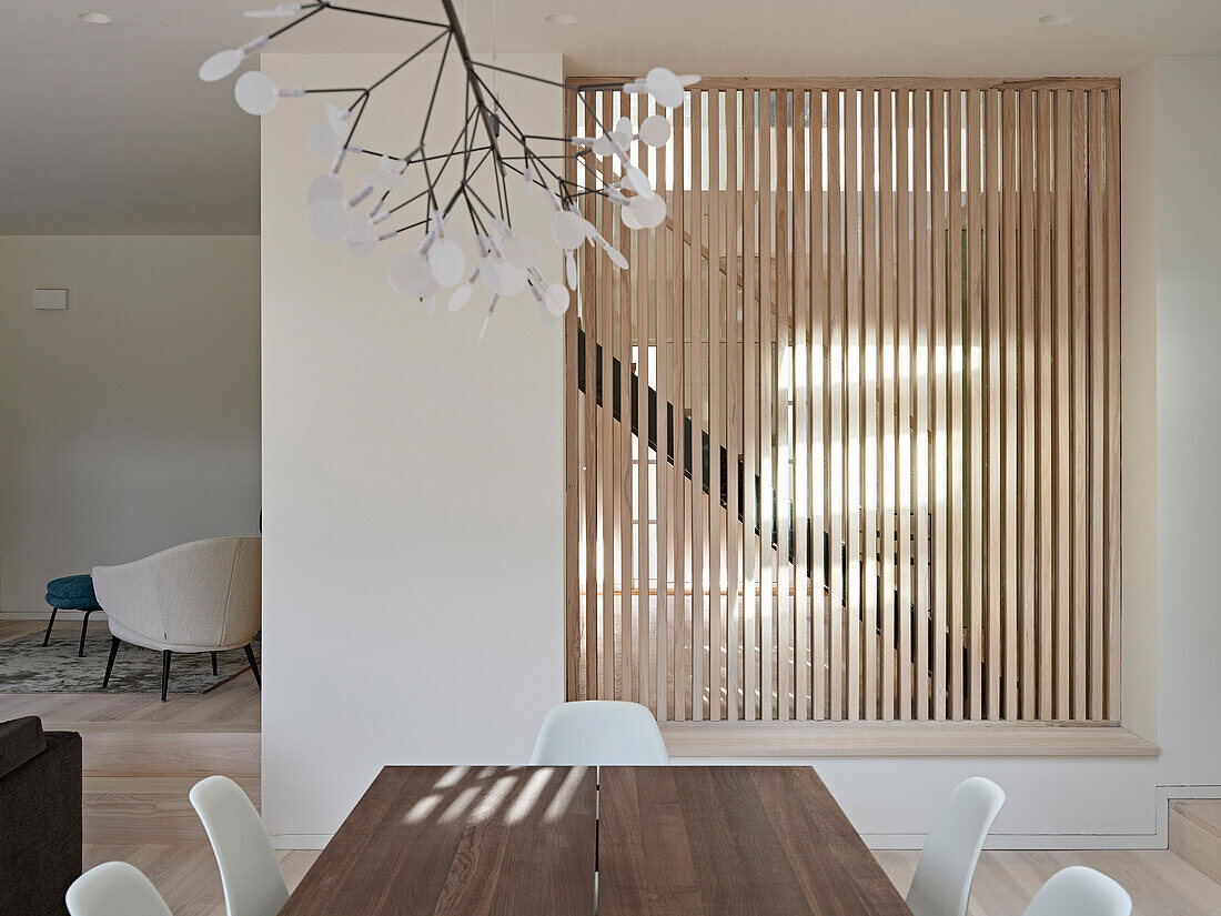 Essbereich mit Holztisch und vertikaler Lamellenwand in Dulwich Wood, London