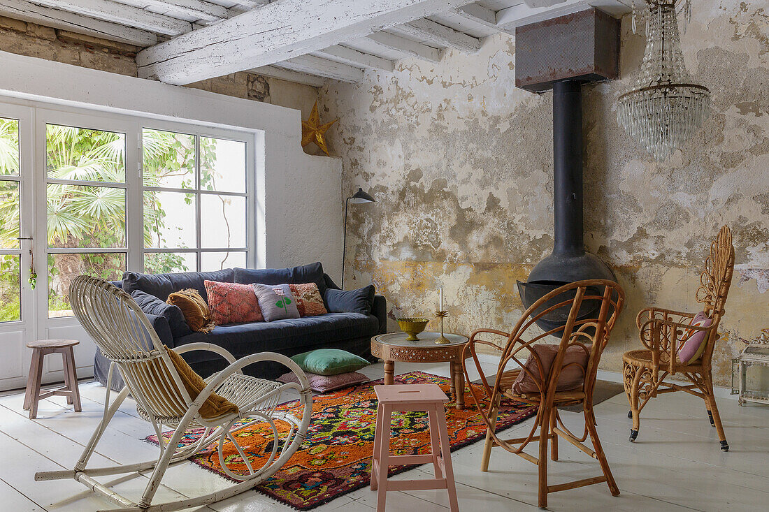 Wohnzimmer mit Vintage-Stühlen, Kamin und unverputzter Wand