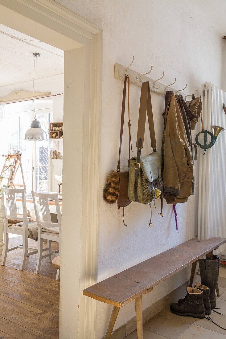 Eingangsbereich mit Holzbank und Hakenleiste, Landhausstil