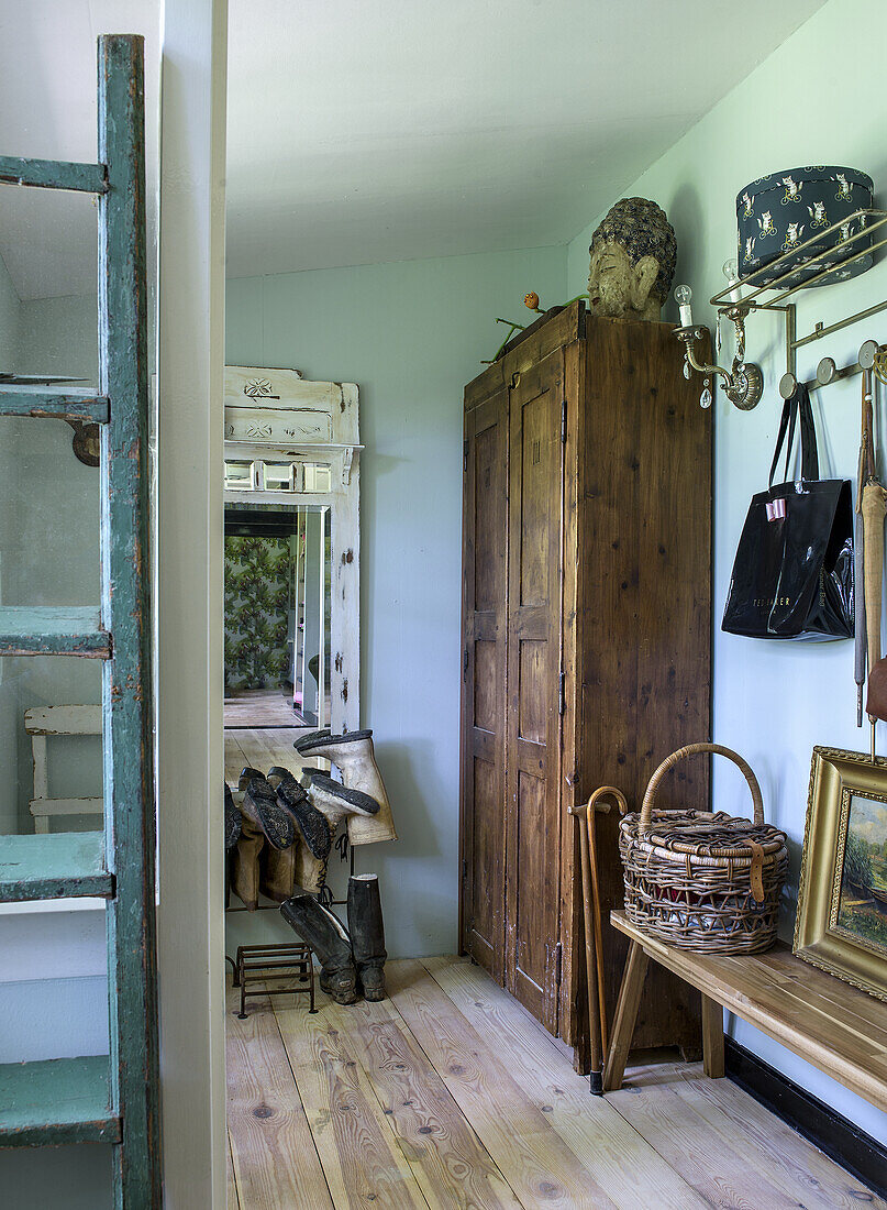 Rustikale Garderobe mit Holzboden, Holzschrank und Wandhakenleiste