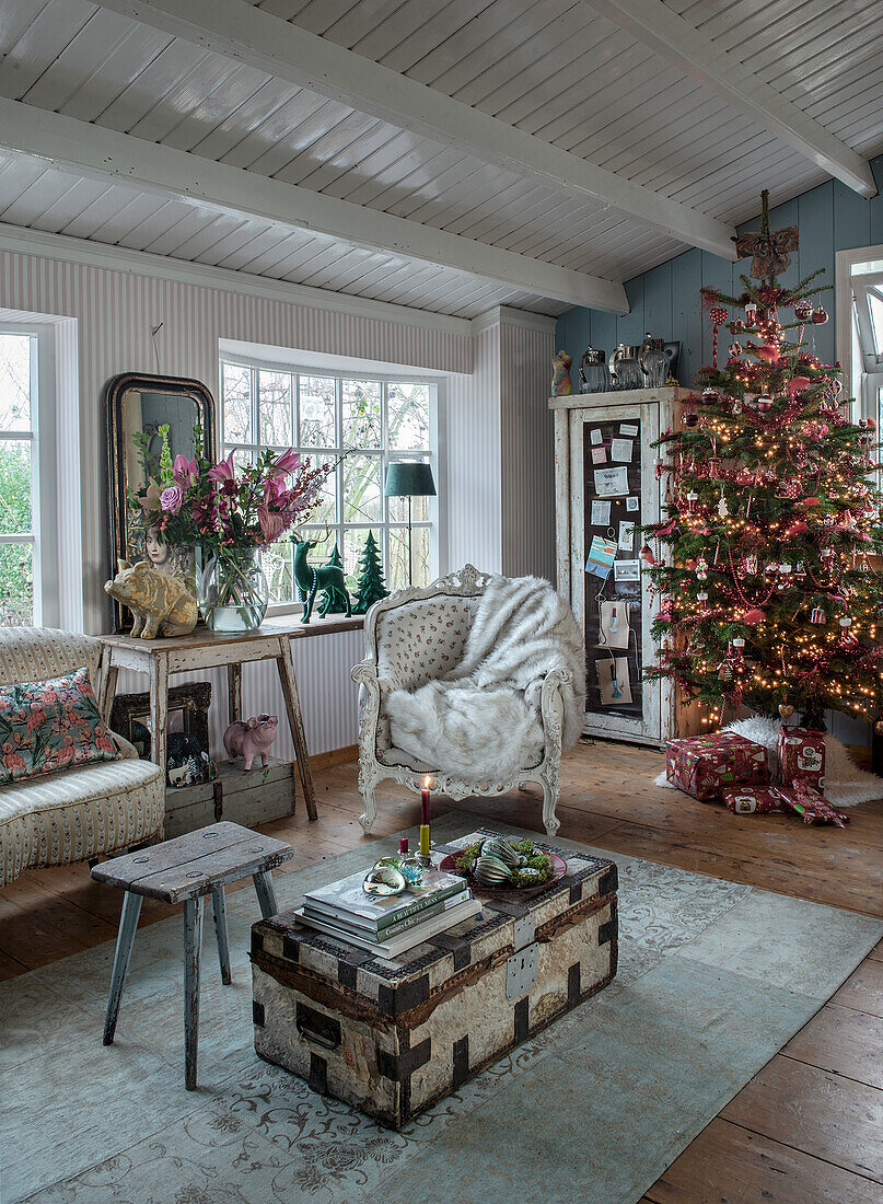 Vintage-Wohnzimmer mit antiken Möbeln und Weihnachtsbaum