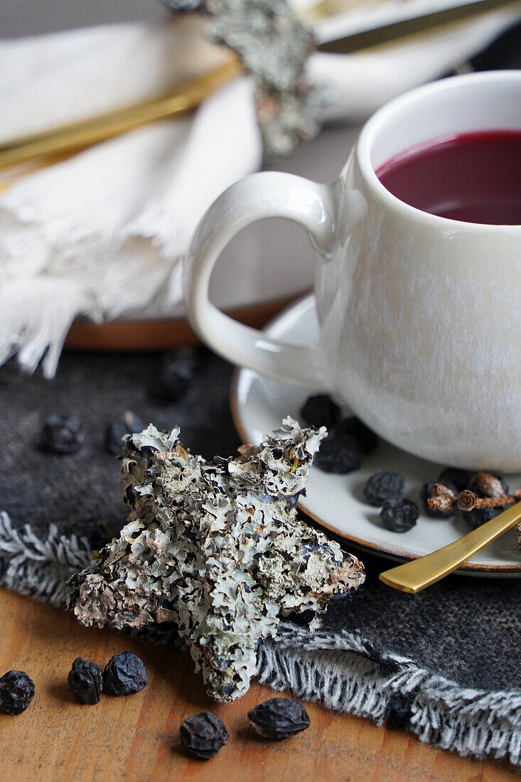 Tasse mit Glühwein und weihnachtlichem Stern aus Flechten