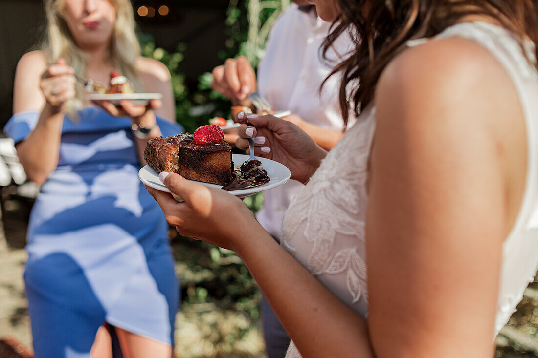 Sommerliches Kaffeekränzchen mit Kuchen auf einer Hochzeitsfeier