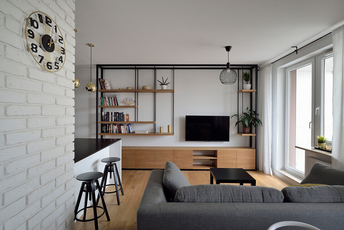 Modernes Wohnzimmer mit Regalwand, Bartheke und Ziegelwandelement