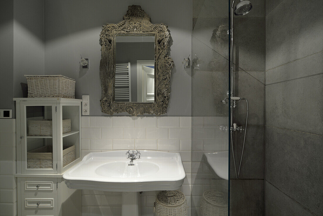 Barockspiegel über Waschtisch im Badezimmer mit Duschkabine