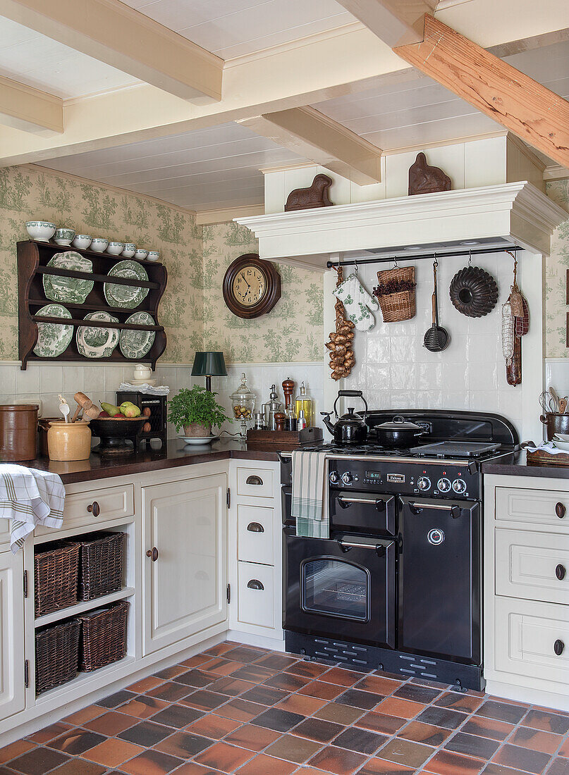 Country-style kitchen with black gas hob and tiled splashback