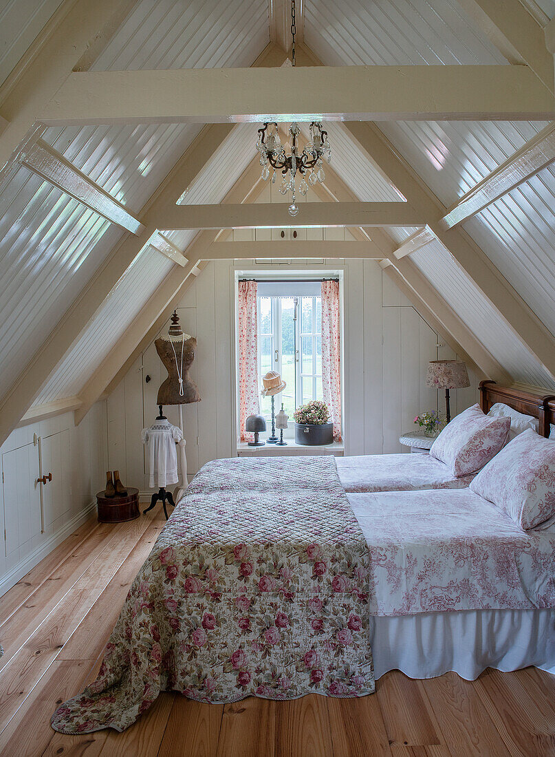 Dachzimmer mit Doppelbett, Blumendecke und Schneiderpuppe