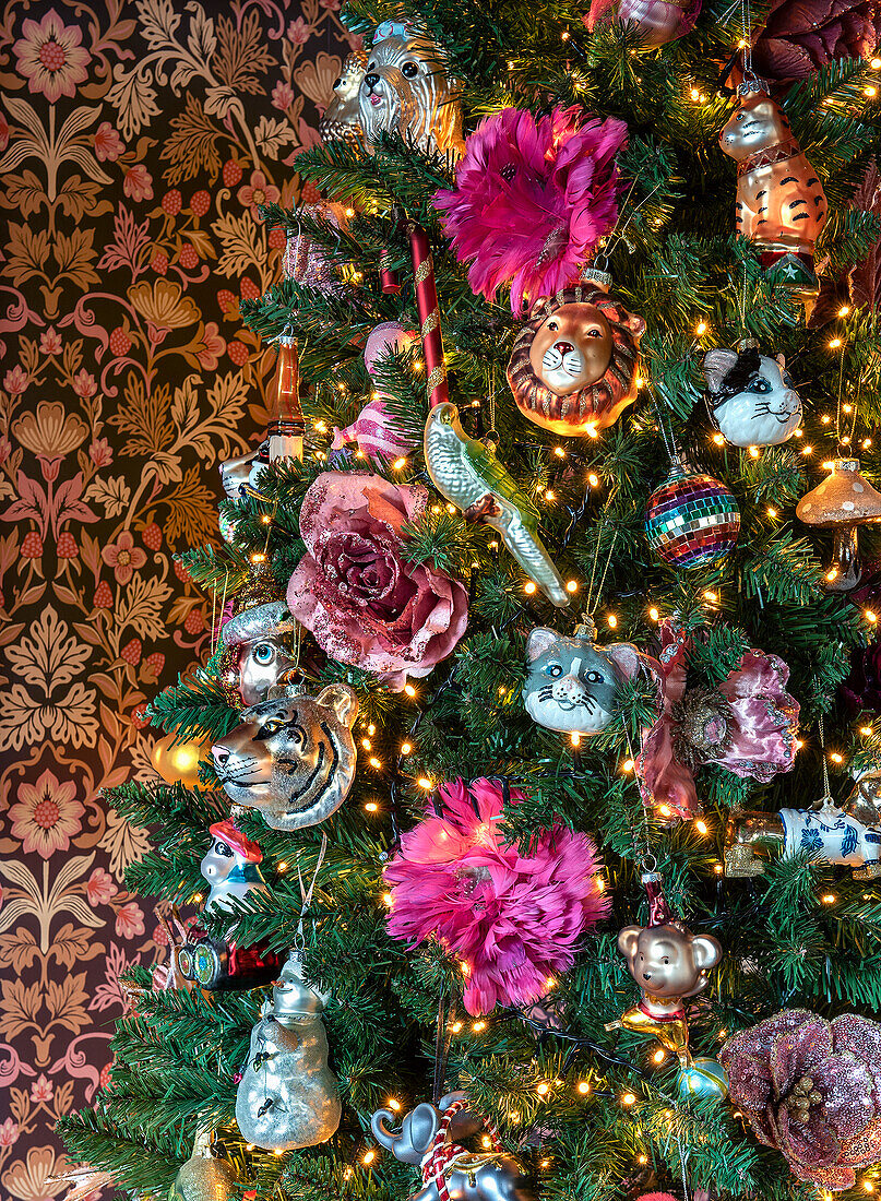 Üppig geschmückter Weihnachtsbaum mit Ornamenten und floralen Akzenten