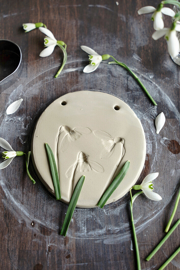 Round clay plate with creative floral print