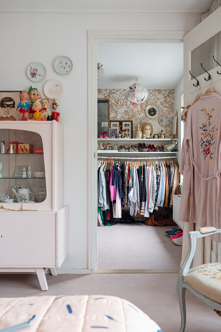 Blick ins Schlafzimmer mit Vintage-Dekoration und begehbarem Kleiderschrank