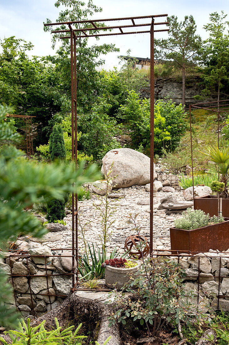 Garten mit Gabionen und Metallspalier