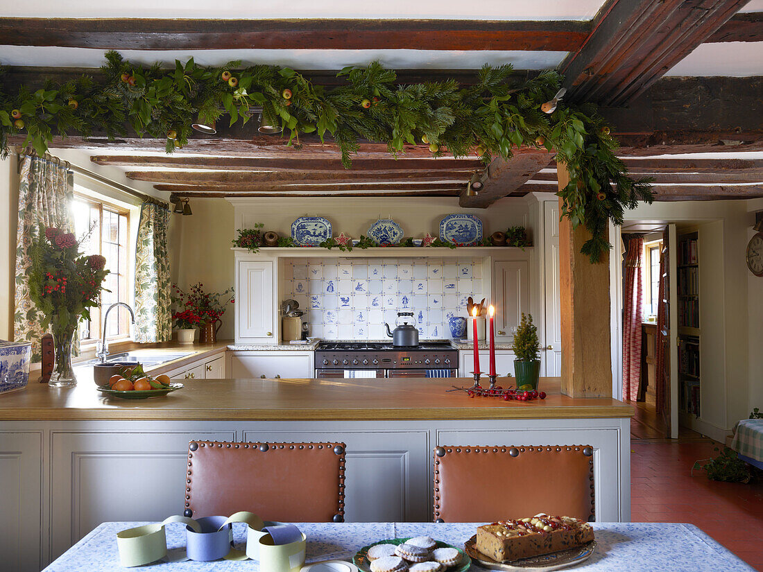 Country kitchen with ceiling beams, decorated with Christmas garlands