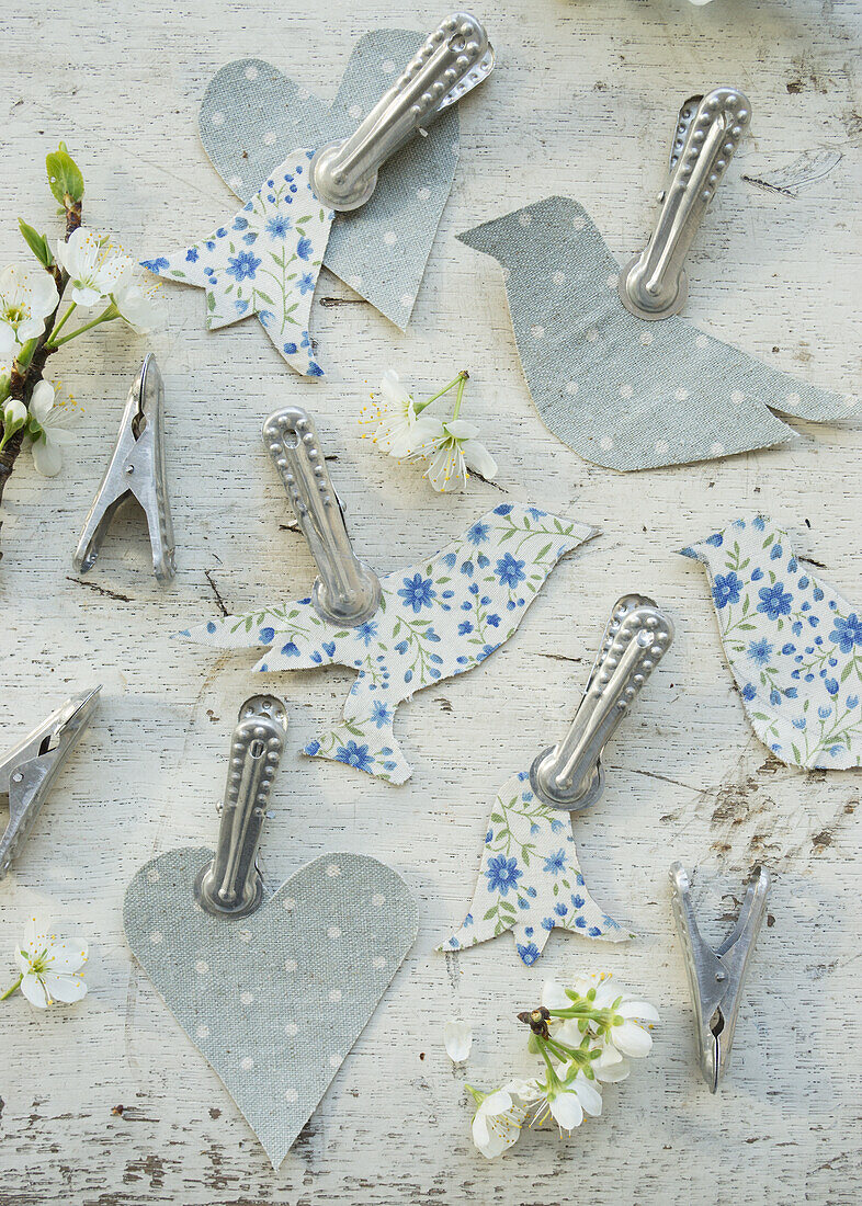 Heart, bird and flower-shaped pendants with metal clips and flower decorations