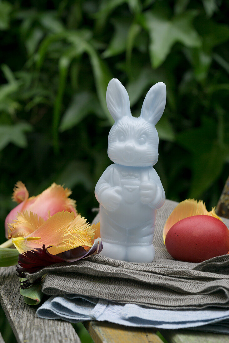 Arrangement with red Easter egg, Easter bunny and tulip