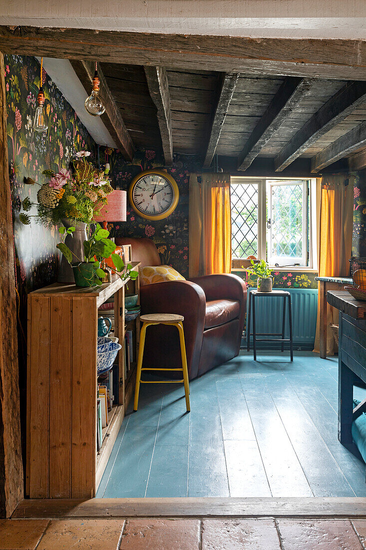 Rustikales Wohnzimmer mit Leder-Sessel und floraler Tapete