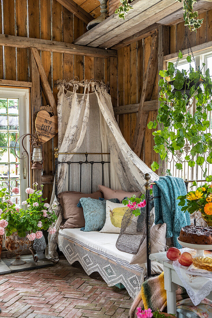 Himmelbett, Zierpflanzen und Vintage-Dekor