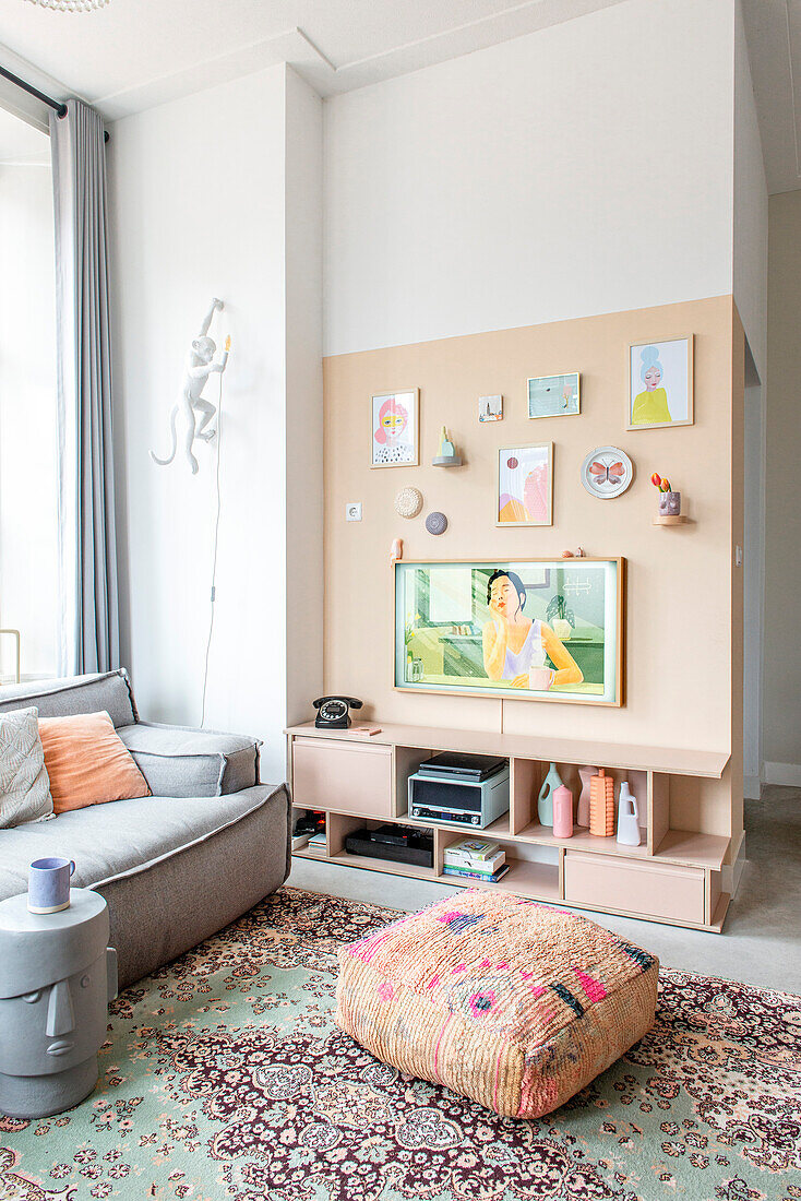 Wohnzimmer mit pastellfarbenem Regal und buntem Teppich