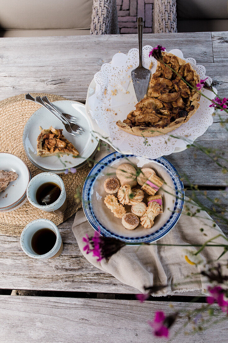 Kaffeetisch mit Apfelkuchen, Tee und Gebäck