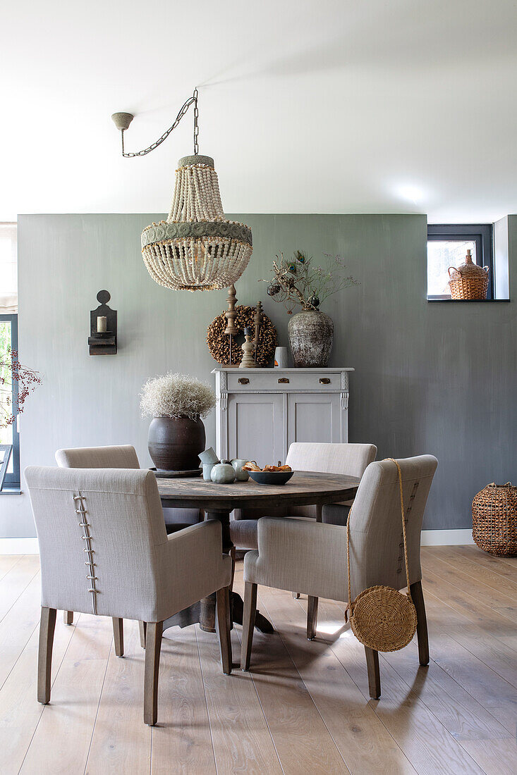 Esstisch mit Stühlen und rustikaler Dekoration in Grau- und Brauntönen
