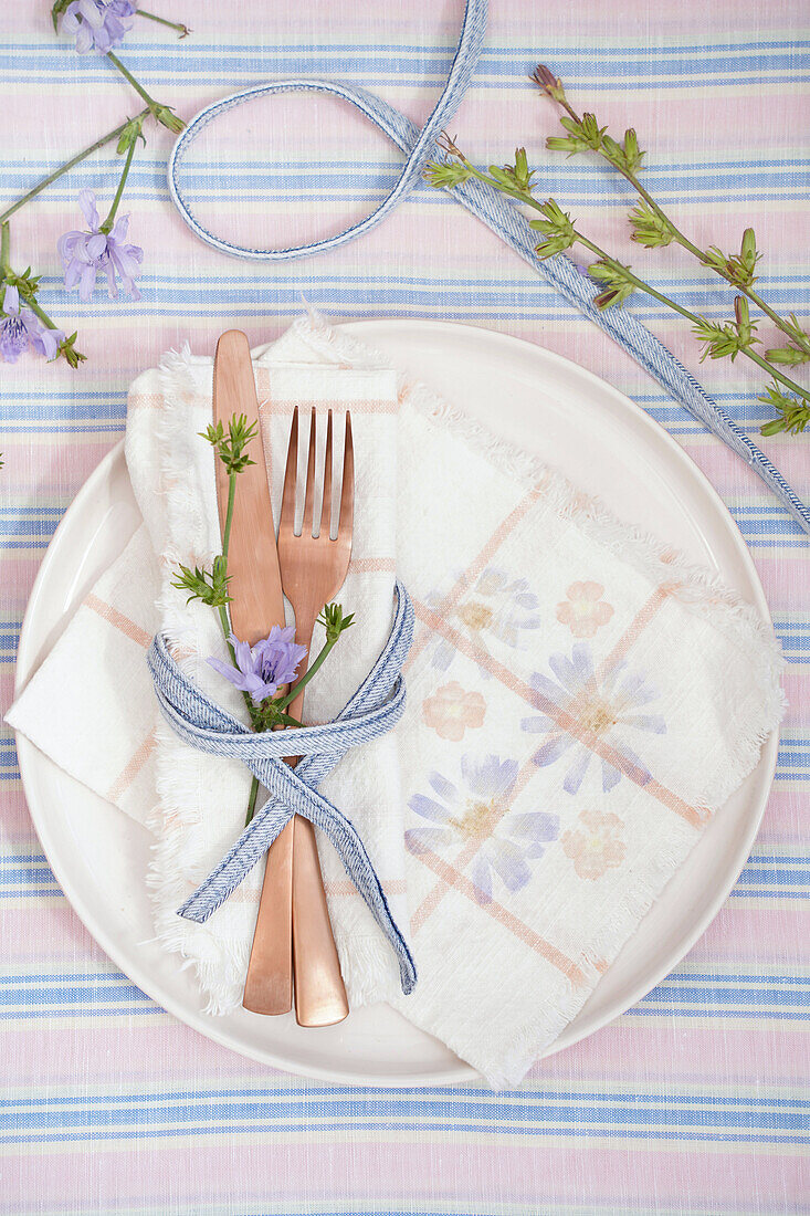 DIY napkin printed with hammered chicory flowers