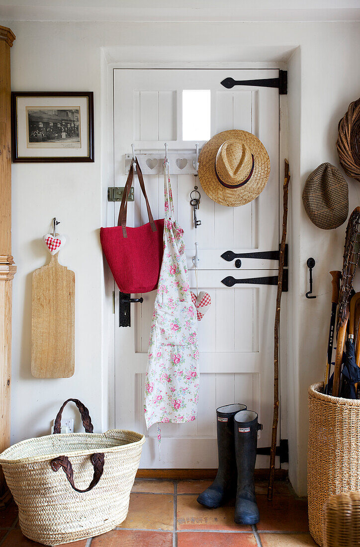 Garderobe im Landhausstil mit Hüten, Tasche und Gummistiefeln