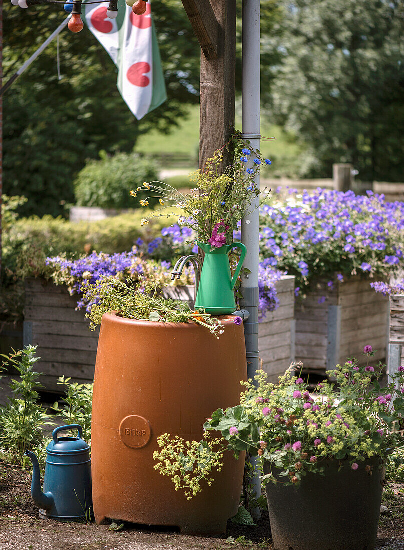 Blumendekoration im sommerlichen Garten