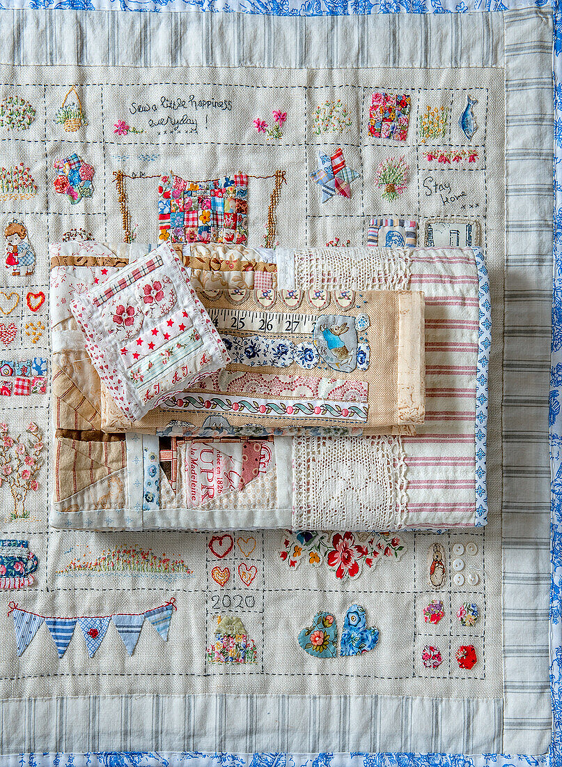 Patchworkdecke mit detaillierten Stickereien