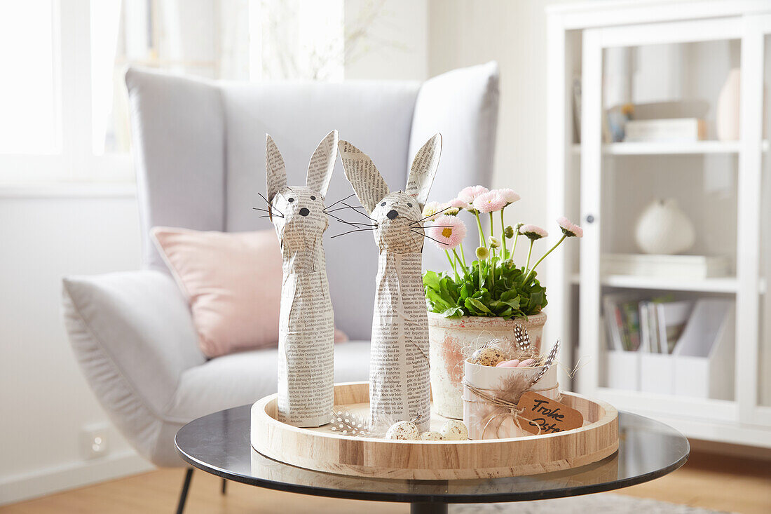 DIY Easter decoration: Bunnies made from newspaper and flower arrangement on a round tray