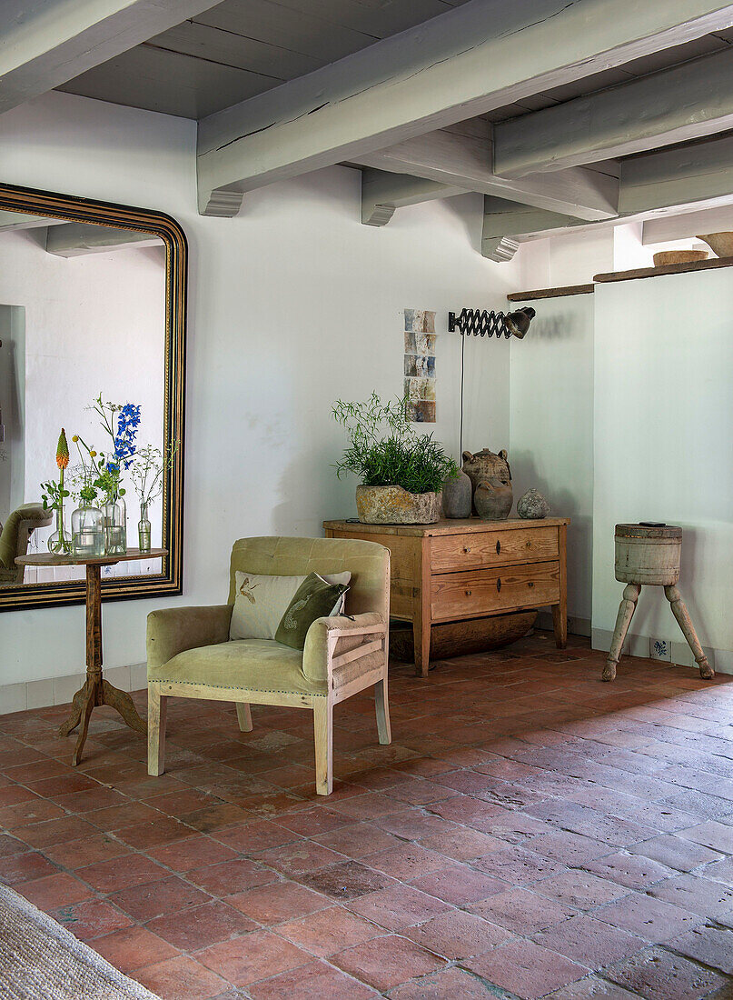 Raum im Landhaus-Stil mit Holzmöbeln und Terrakottafliesen