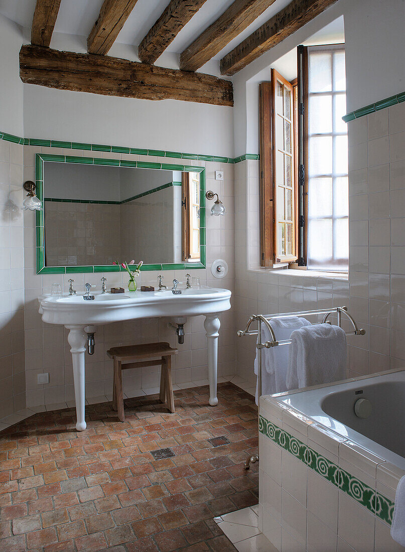Rustic bathroom with double washbasin and bathtub