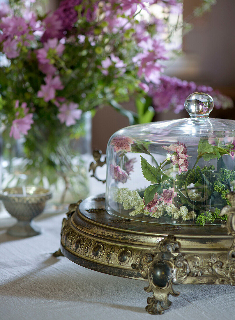 Barocke Servierplatte mit Glaskuppel und floralem Arrangement