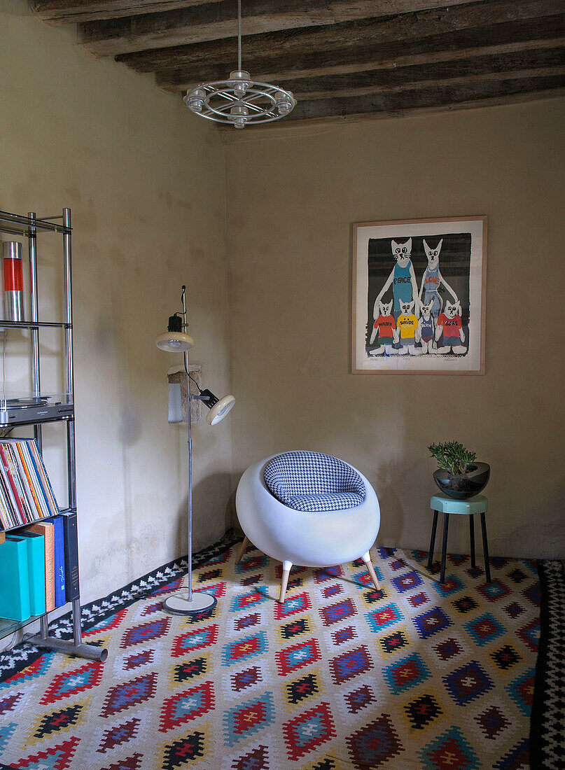 Leseecke mit Retro Stuhl und farbenfrohem Teppich