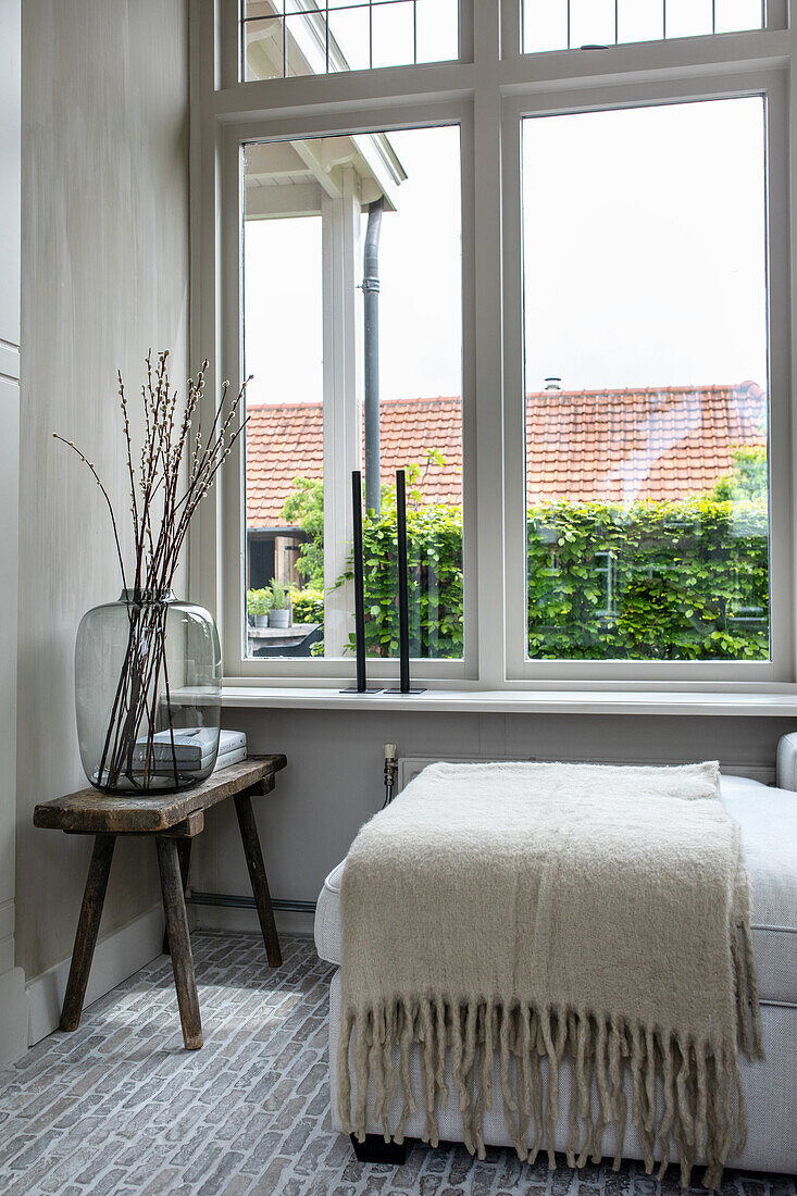 Bright room with day bed and view of the garden