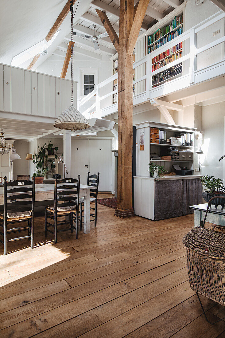 Maisonette flat with wooden beams and mezzanine with library