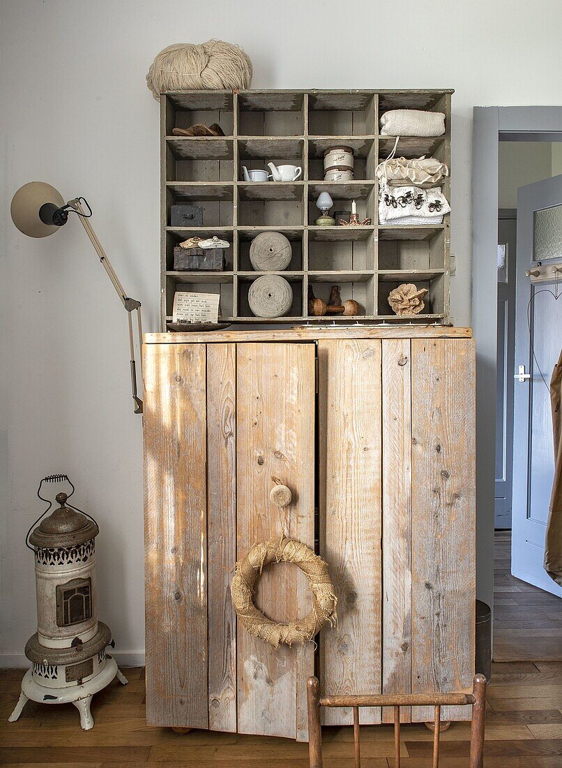 Schrank im Landhausstil mit Holz-Wandregal und Vintage-Dekoration