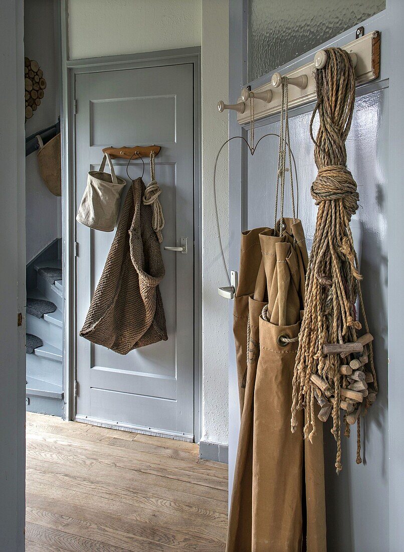 Eingangsbereich mit Hakenleisten, Vintage-Deko und Treppe im Hintergrund