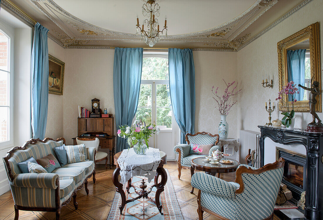 Elegantes Wohnzimmer im französischen Landhausstil mit stilvollen Polstermöbeln