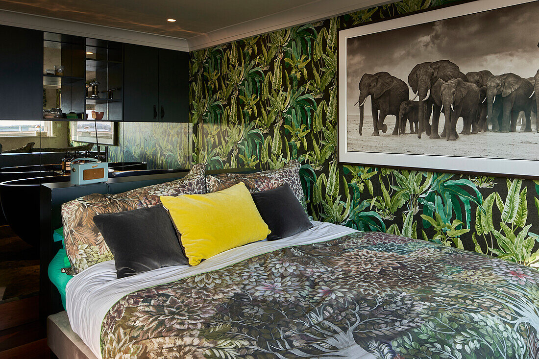Hauptschlafzimmer, Tagesdecke und Tapete mit Wildnissmotiv, großformatiges Foto mit Elefantenmotiv an der Wand