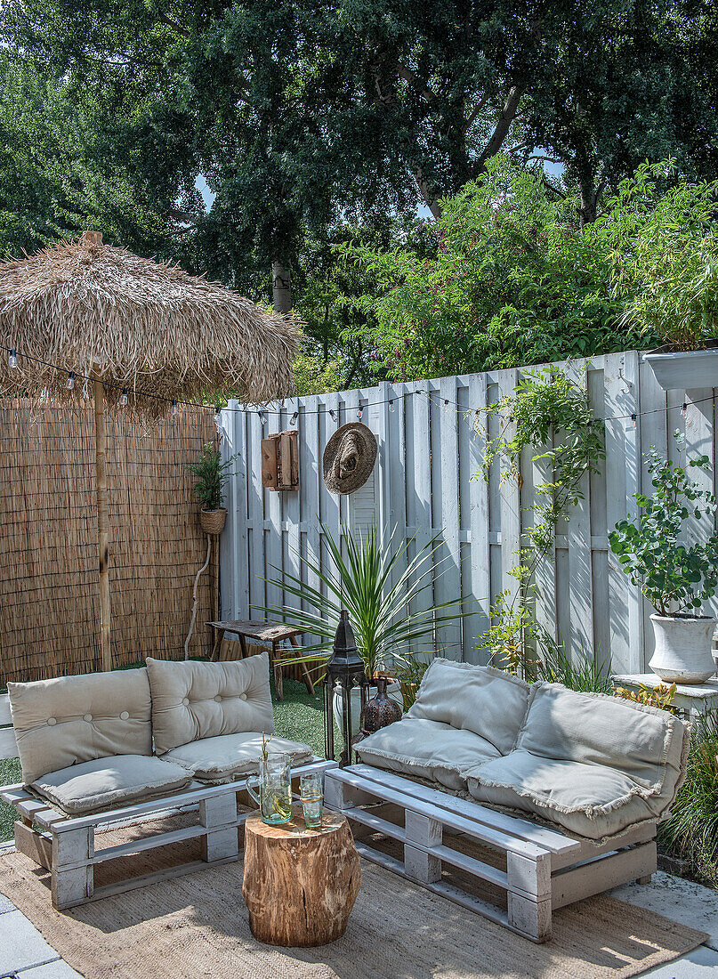 Sitzbereich im Garten mit Palettenmöbeln und Sichtschutz