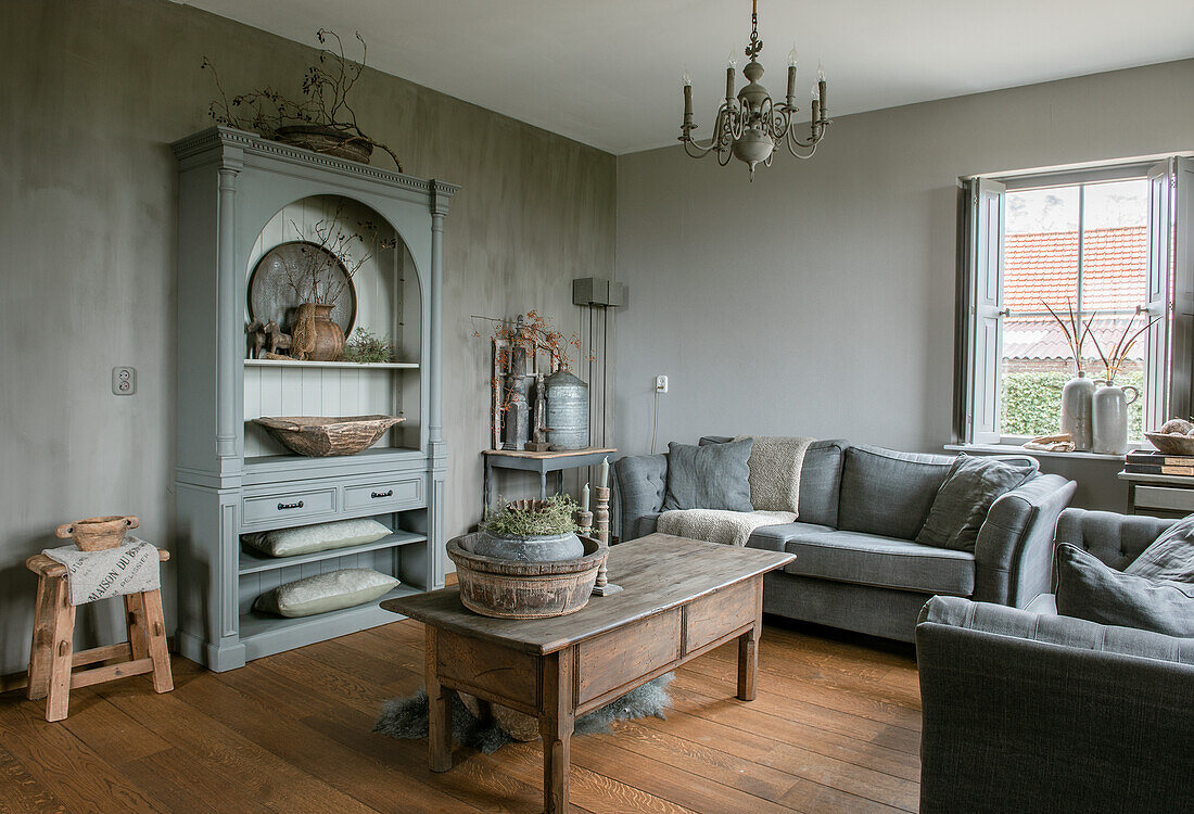 Living room with grey walls and vintage furniture