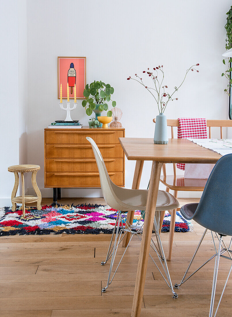 Essbereich mit Mid-Century-Kommode und buntem Teppich im Retro-Stil