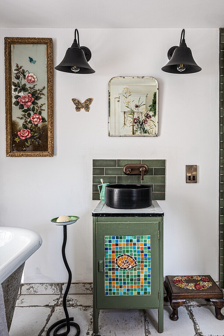 Retro-Badezimmer mit grünen Kacheln, Mosaik-Waschtisch und blumenverzierten Spiegeln